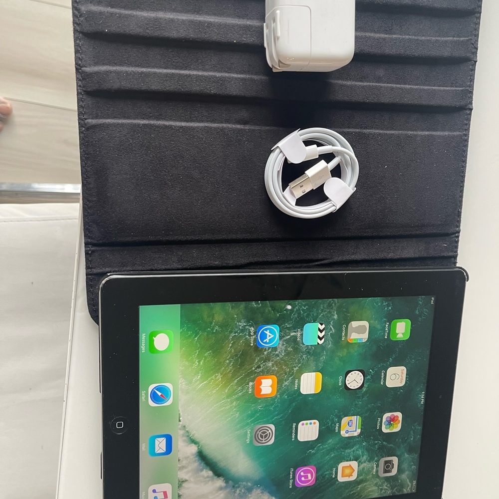 Apple ipad 4th generation 16gb wifi.Comes with charger and case